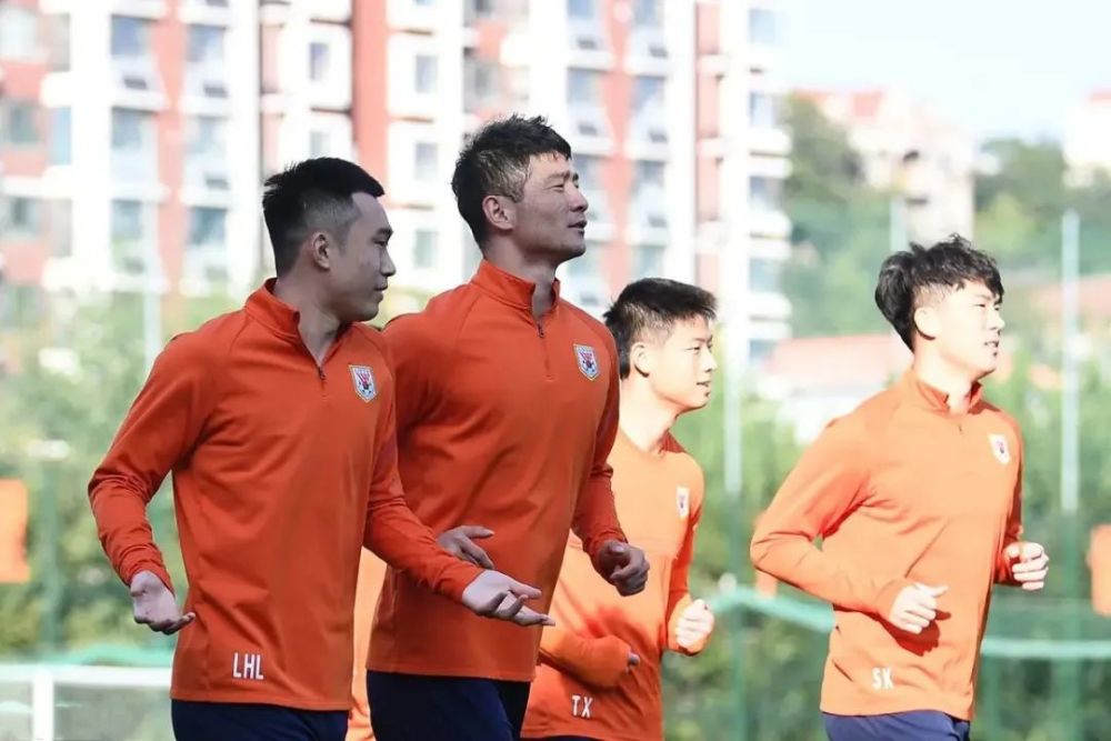 影片讲述男子Mickey7踏上了前往冰冻之地尼福尔海姆的殖民之旅，他是一个可牺牲的“消耗品”，专门受雇去做那些高风险的任务，而他死后会以一个克隆体的方式重生，大部份记忆得以保留